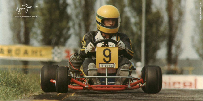 Ayrton Senna circulando con un kart de competición de la época.