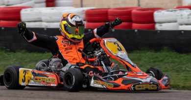 Gerard Cebrián celebrando su victoria como campeón de karting de España 2020