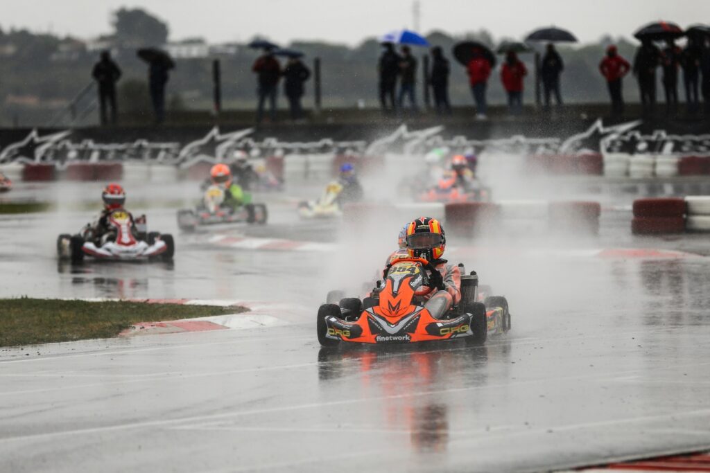 ¿Cómo pilotar un kart en una pista con lluvia?