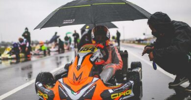 ¿Cómo pilotar un kart en una pista con lluvia?