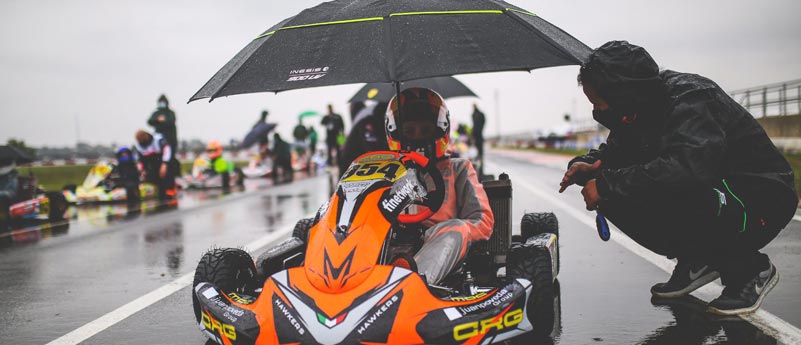 ¿Cómo pilotar un kart en una pista con lluvia?