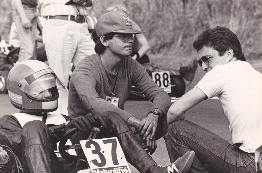 Foto de Carlos Castellá. Mundial de Nivelles: Melchor Barrera conocido como Faluga, Esteve Bassols y Sebastià (un ingeniero y mecánico). Ellos formaban parte del equipo oficial DAP, el que militaba Ayrton Senna.